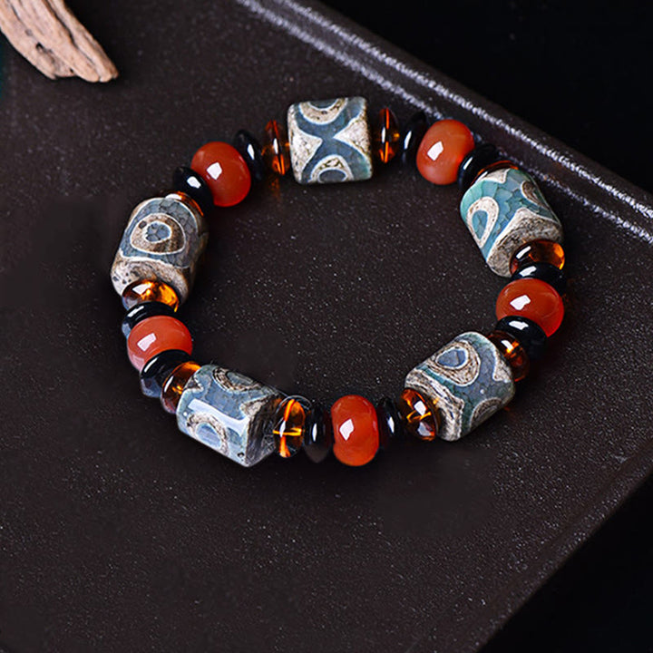 Bracelet tibétain en agate à trois yeux avec perles dzi et Buddha Stones