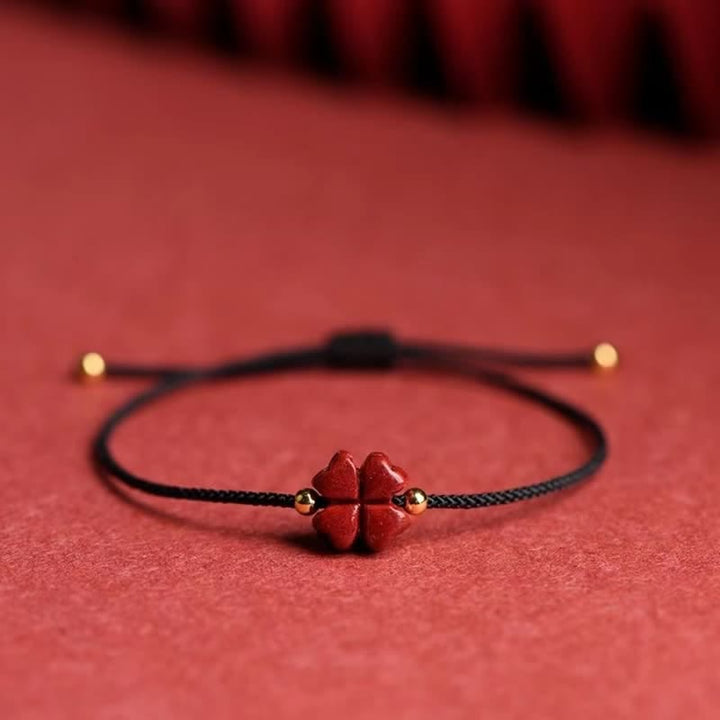 Bracelet de cheville en corde rouge avec trèfle à quatre feuilles en cinabre naturel et Buddha Stones