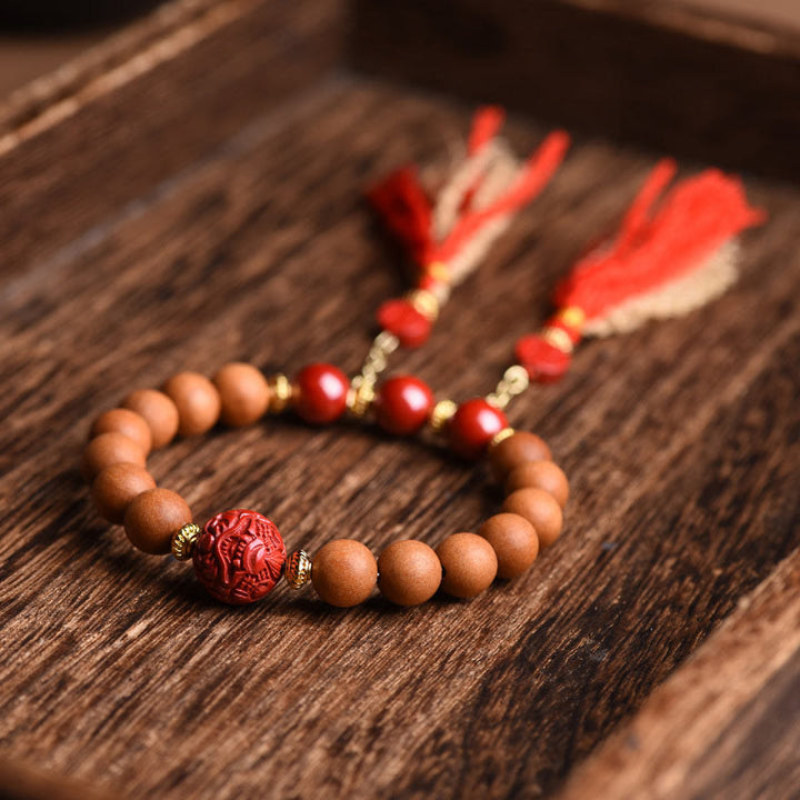 Bracelet Buddha Stones en bois de pêche et cinabre naturel avec pompons de richesse PiXiu