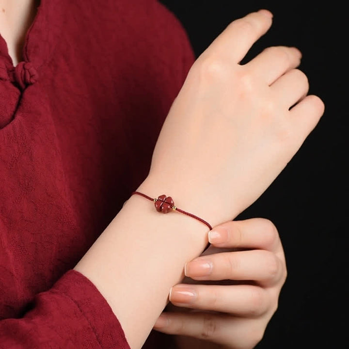 Bracelet de cheville en corde rouge avec trèfle à quatre feuilles en cinabre naturel et Buddha Stones