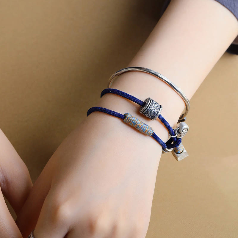 Bracelet en corde double enroulé en Buddha Stones fait à la main avec amulette de bon augure sculptée Om Mani Padme Hum