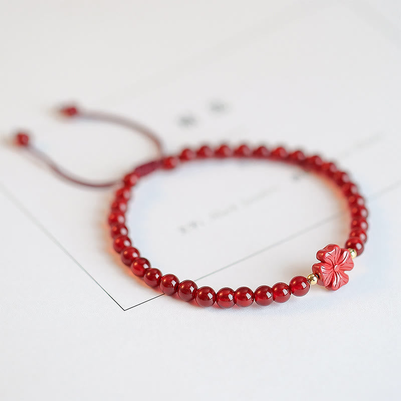 Bracelet de confiance en forme d'étoile à quatre feuilles en agate rouge naturelle avec nœud sans fin