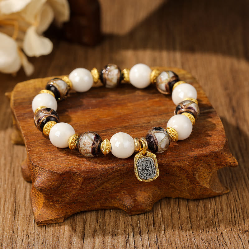 Bracelet de protection en perles de porcelaine en cendres et en verre Liuli avec breloque en Buddha Stones et déesse de la richesse tibétaine Zakiram