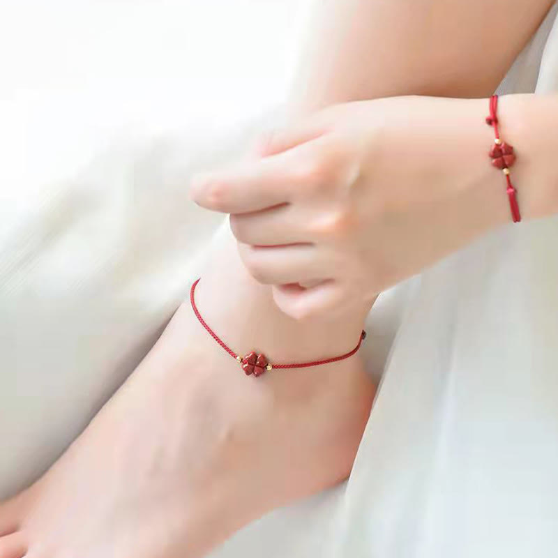 Bracelet de cheville en corde rouge avec trèfle à quatre feuilles en cinabre naturel et Buddha Stones