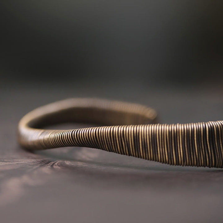 Bracelet manchette réglable en cuivre enroulé avec Buddha Stones au design simple pour la chance et la richesse