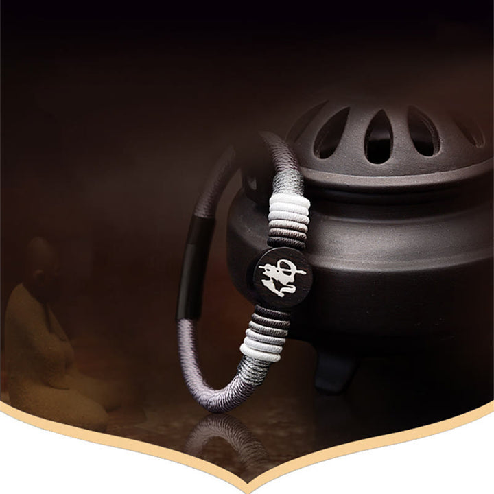 Bracelet en corde fait main en ébène avec personnage de Bouddha de Buddha Stones