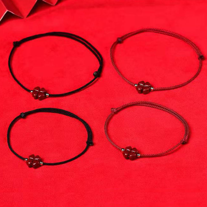 Bracelet de cheville en corde rouge avec trèfle à quatre feuilles en cinabre naturel et Buddha Stones