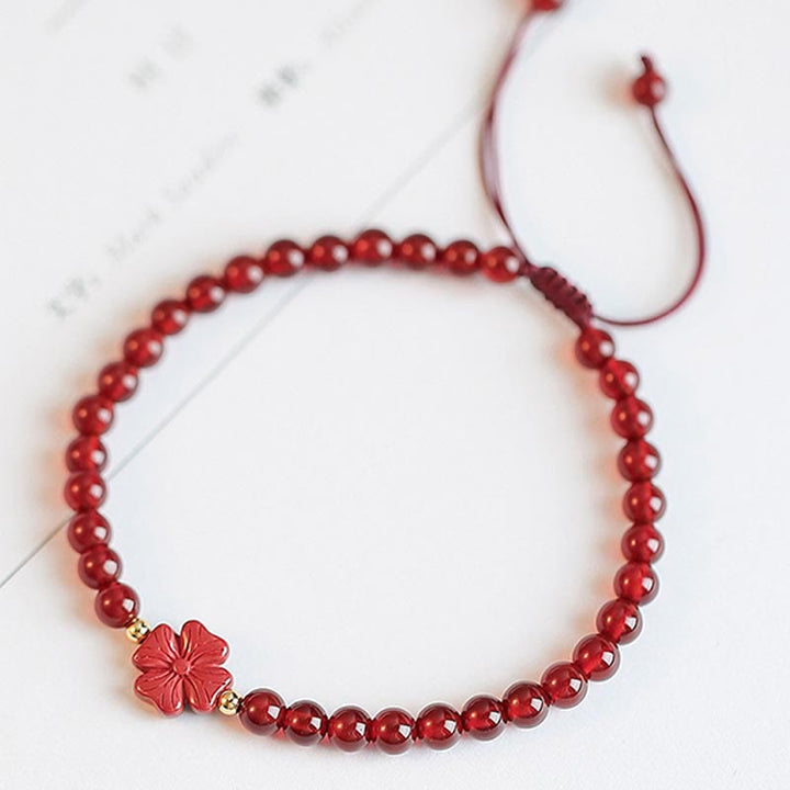 Bracelet de confiance en forme d'étoile à quatre feuilles en agate rouge naturelle avec nœud sans fin