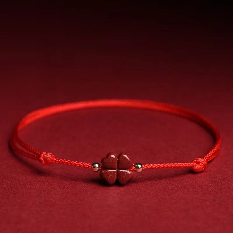 Bracelet de cheville en corde rouge avec trèfle à quatre feuilles en cinabre naturel et Buddha Stones