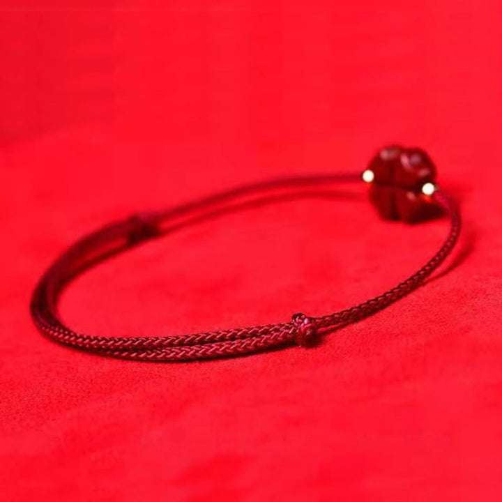 Bracelet de cheville en corde rouge avec trèfle à quatre feuilles en cinabre naturel et Buddha Stones