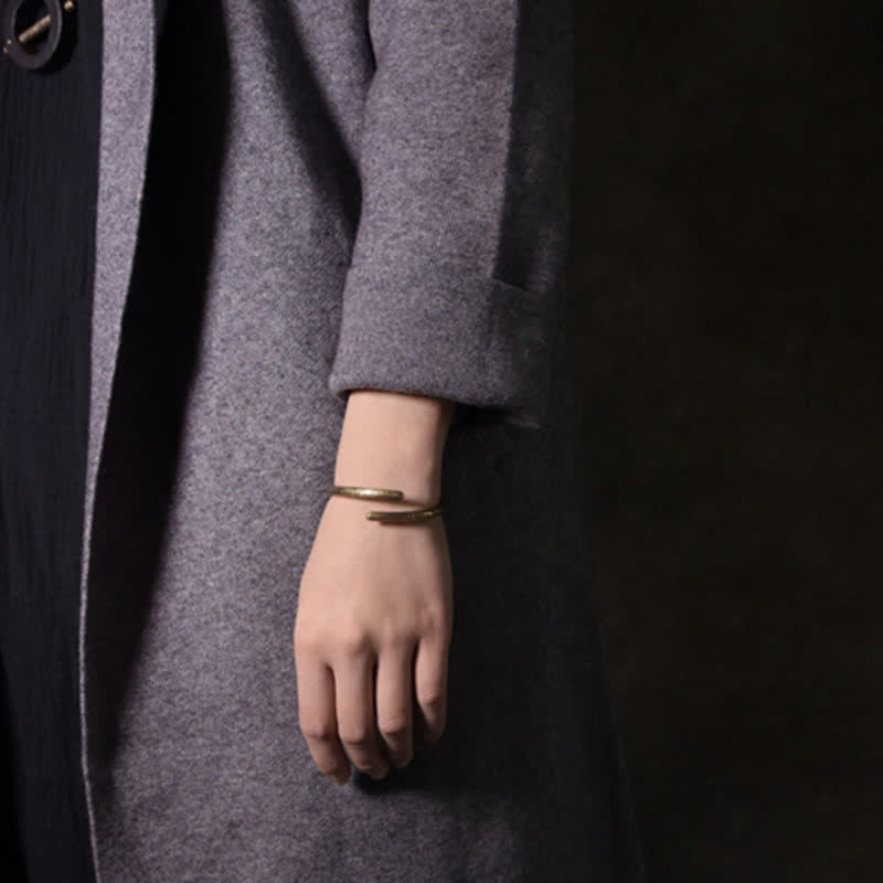 Bracelet manchette ajustable en cuivre au design rustique avec Buddha Stones