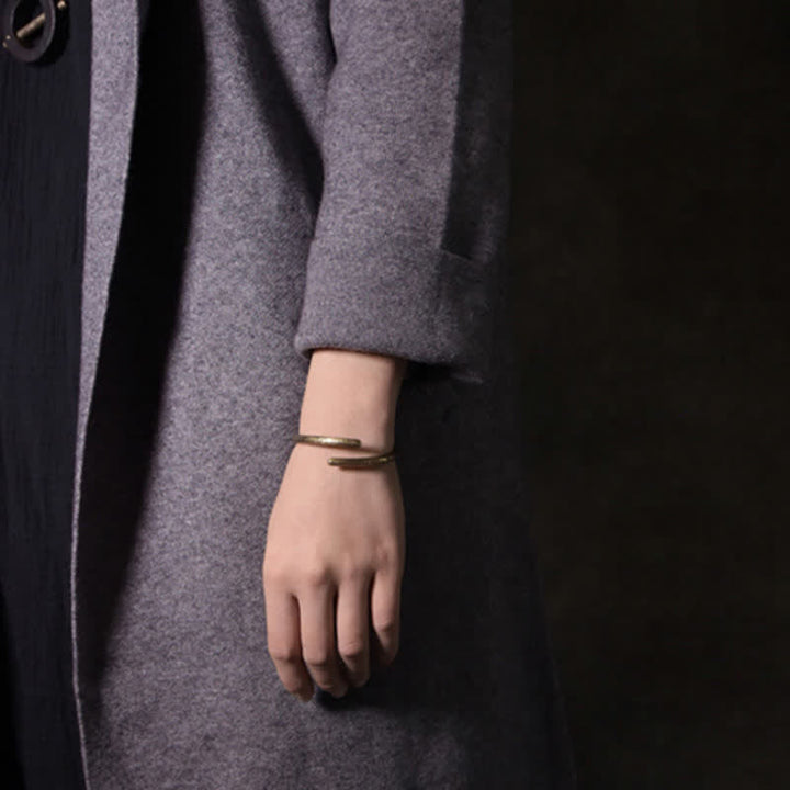 Bracelet manchette ajustable en cuivre au design rustique avec Buddha Stones