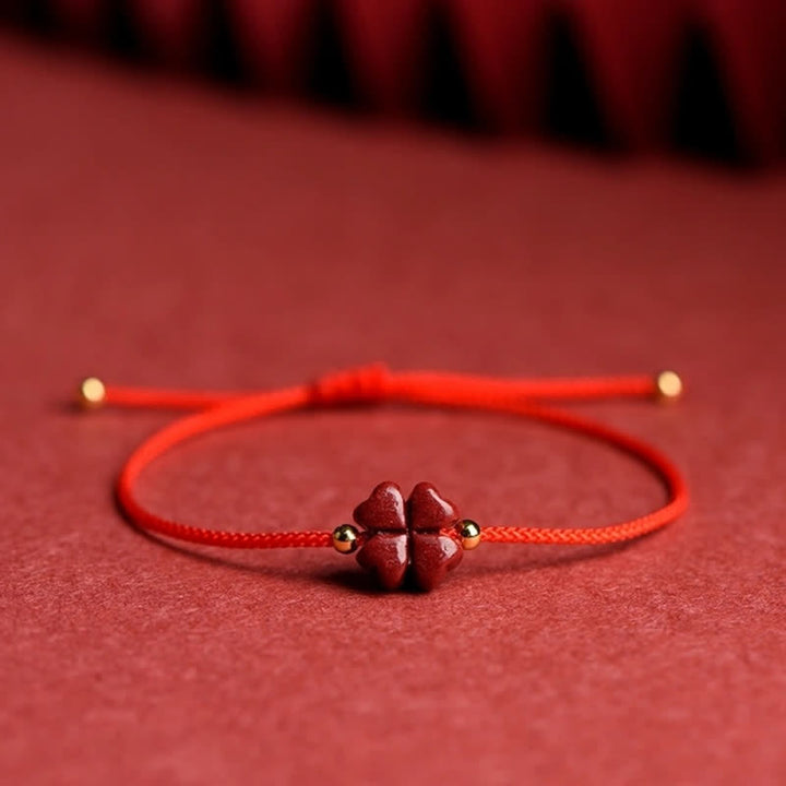 Bracelet de cheville en corde rouge avec trèfle à quatre feuilles en cinabre naturel et Buddha Stones