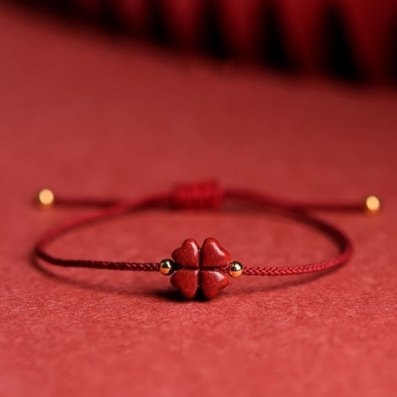 Bracelet de cheville en corde rouge avec trèfle à quatre feuilles en cinabre naturel et Buddha Stones