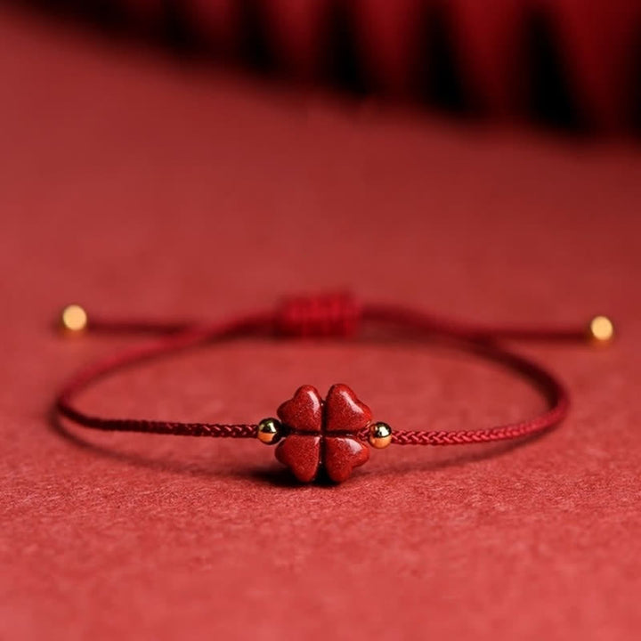 Bracelet de cheville en corde rouge avec trèfle à quatre feuilles en cinabre naturel et Buddha Stones