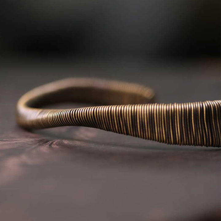 Bracelet manchette réglable en cuivre enroulé avec Buddha Stones au design simple pour la chance et la richesse