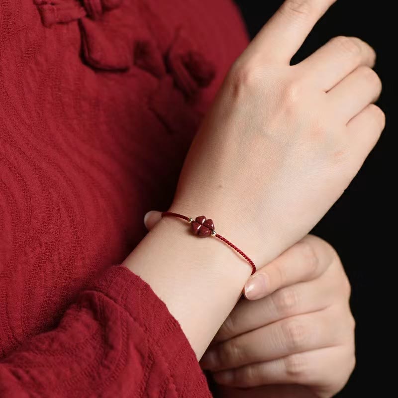 Bracelet de cheville en corde rouge avec trèfle à quatre feuilles en cinabre naturel et Buddha Stones