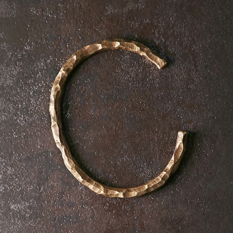 Bracelet manchette tibétain en cuivre texturé avec effet bosselé