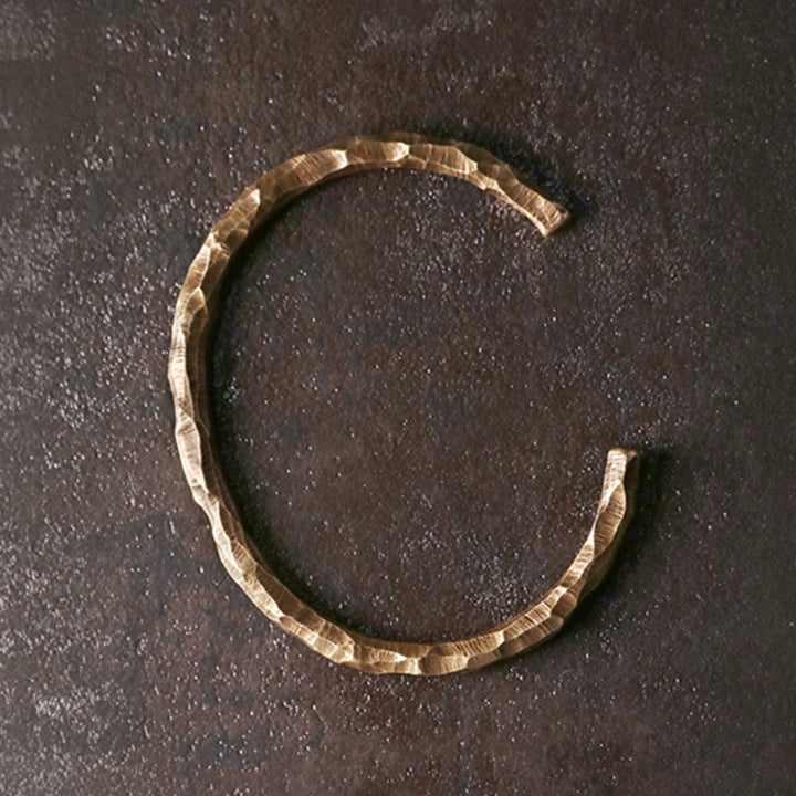 Bracelet manchette tibétain en cuivre texturé avec effet bosselé