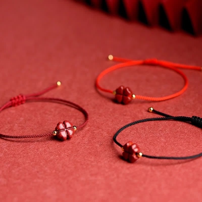 Bracelet de cheville en corde rouge avec trèfle à quatre feuilles en cinabre naturel et Buddha Stones
