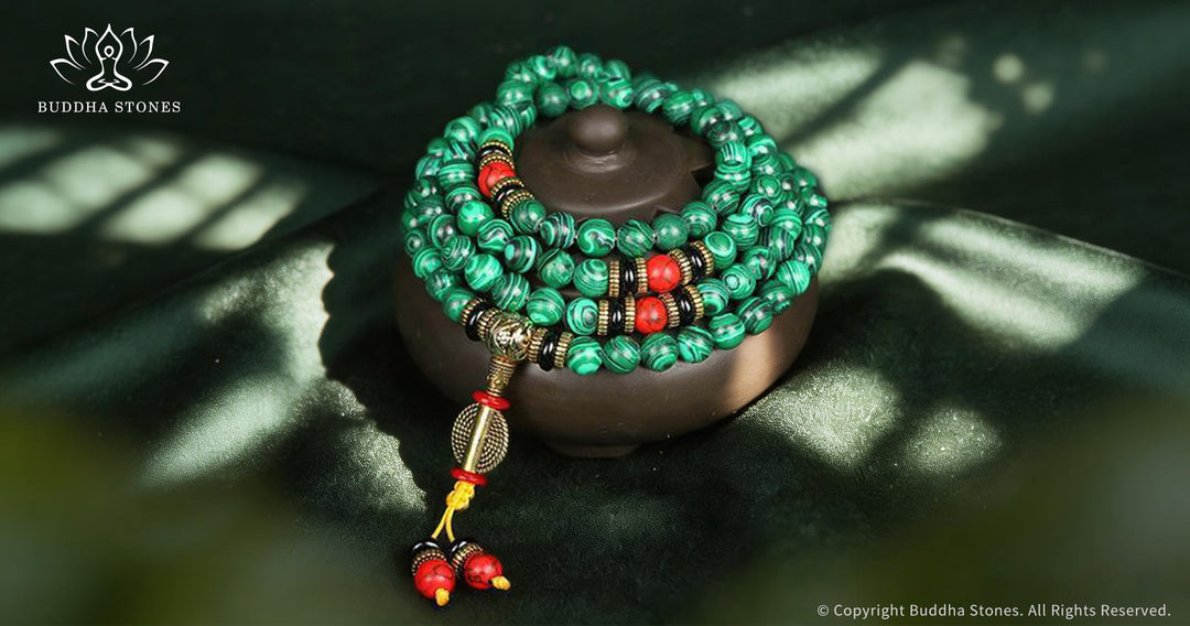 Bienfaits de la malachite : Comparaison avec le jade, l’aventurine et l’émeraude pour l’équilibre émotionnel et la signification symbolique