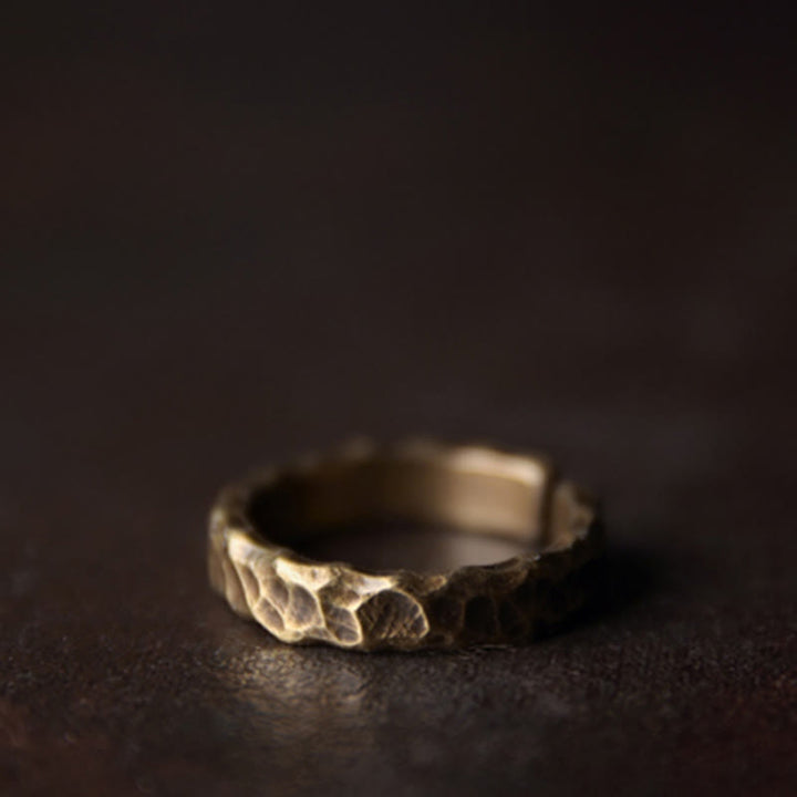 Bague porte-bonheur tibétaine en laiton et cuivre avec motif texturé bosselé