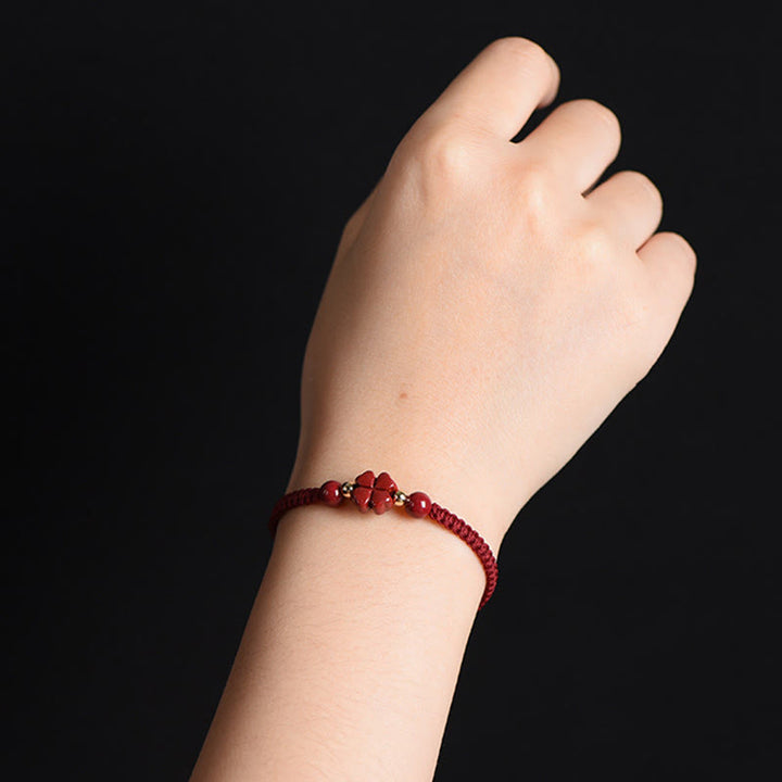 Bracelet en fil rouge avec trèfle à quatre feuilles et fleur à cinq pétales en cinabre et bénédiction de Buddha Stones