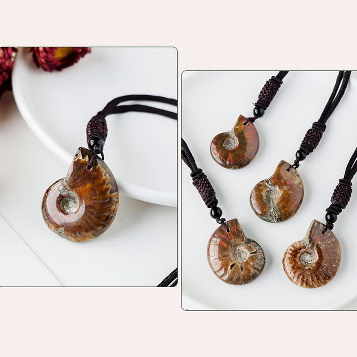 Collier pendentif de guérison et de méditation en Buddha Stones avec motif d'escargot fossile d'ammonite naturelle