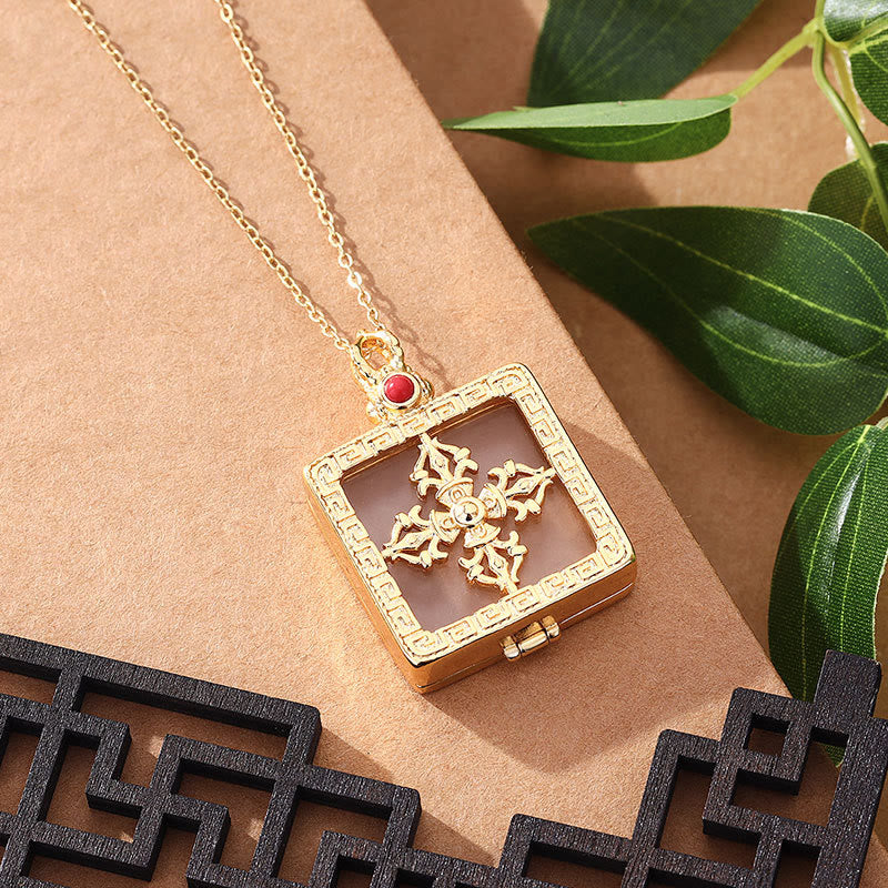 Collier avec pendentif porte-bonheur en jade blanc plaqué or 24 carats et double Dorje