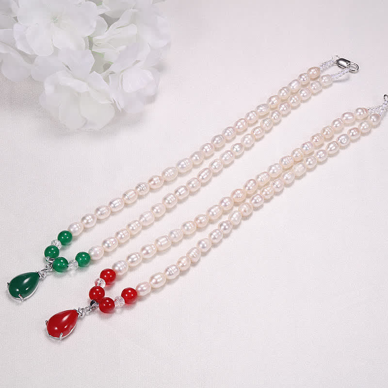 Collier avec pendentif en forme de goutte d'eau et de paix calme