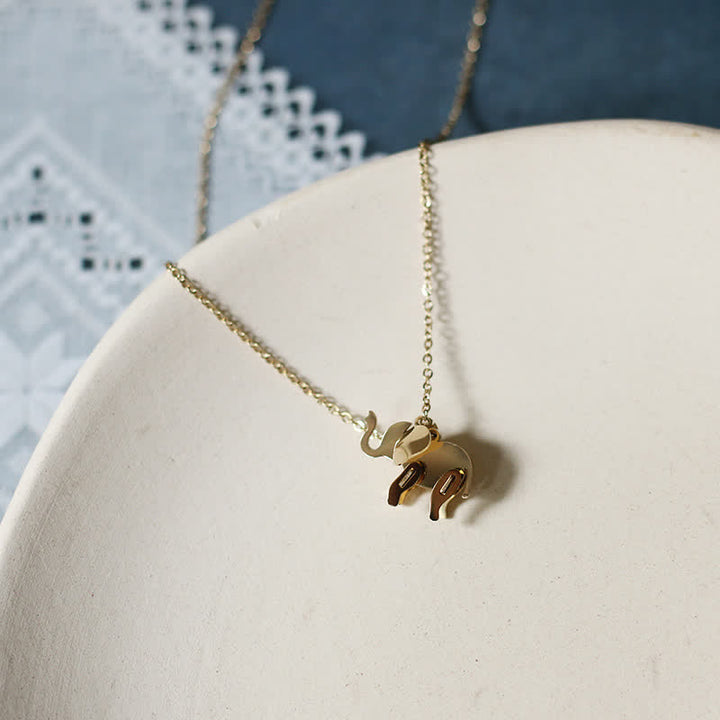 Collier porte-bonheur en acier titane avec pendentif éléphant