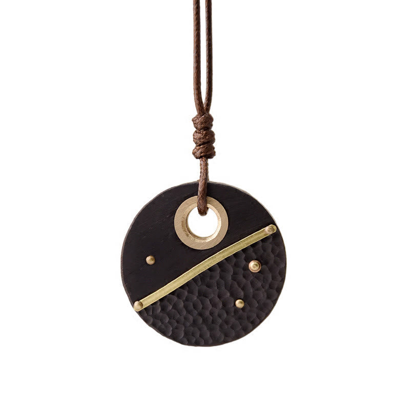 Collier pendentif en cuivre et bois d'ébène rond fabriqué à la main avec des Buddha Stones