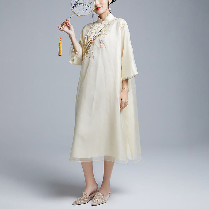 Robe qipao vintage en soie de Buddha Stones 100 % 6 momme avec broderie de fleurs et de papillons pour femme