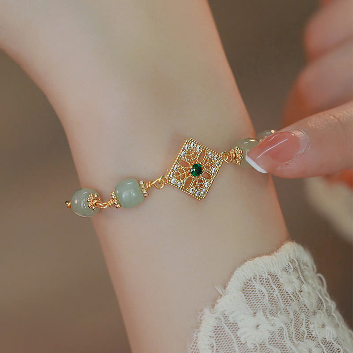 Bracelet porte-bonheur en perles de jade Hetian naturelles de Buddha Stones à motif carré