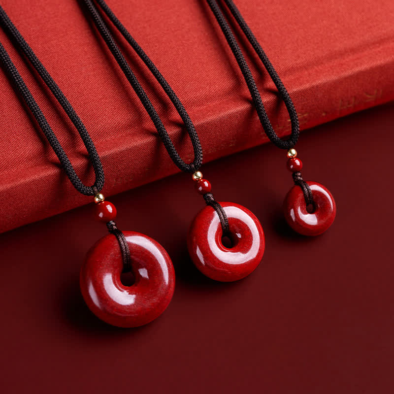 Collier avec pendentif en pierre de cinabre et boucle de paix en Buddha Stones