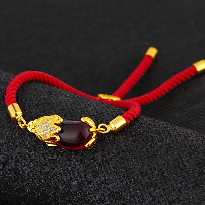 Bracelet en fil rouge Pixiu en agate rouge Buddha Stones et attracteur de richesse