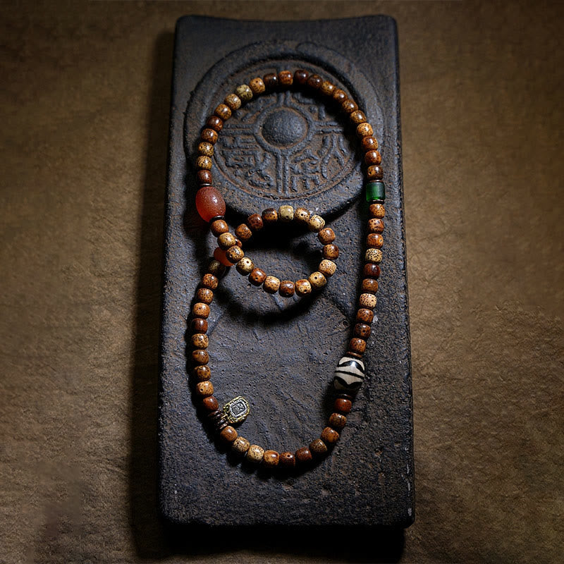 Bracelet triple tour en perles d'ambre et dzi tibétaines en Buddha Stones et graines de Bodhi, perles d'agate et de déesse de la richesse Zakiram