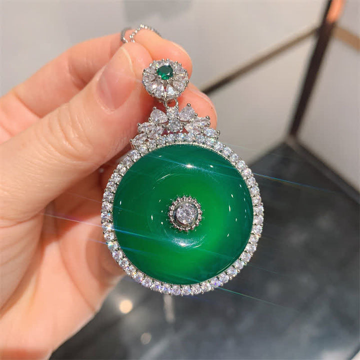 Collier avec pendentif rond en calcédoine verte et Buddha Stones