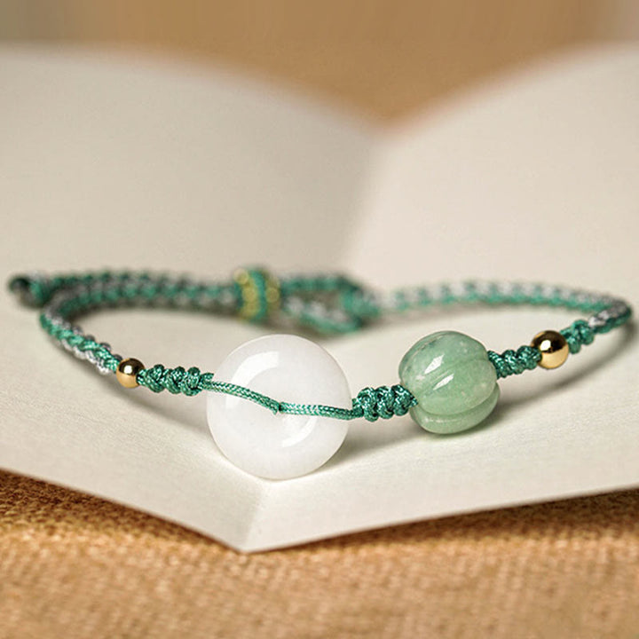 Bracelet tressé en jade blanc avec boucle de paix et perles citrouilles et Buddha Stones