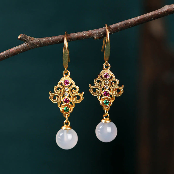 Boucles d'oreilles pendantes en calcédoine ronde plaquées or 24 carats de Buddha Stones
