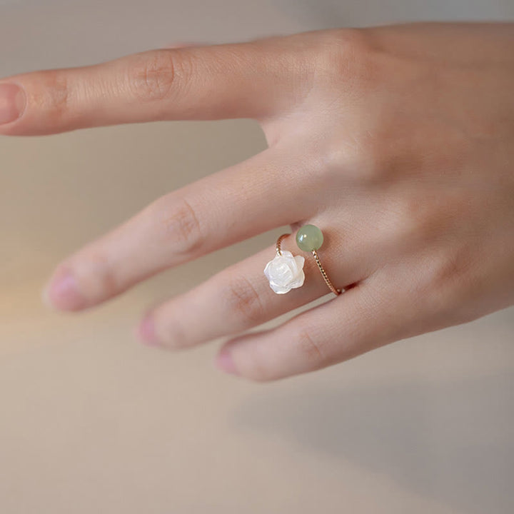 Bague de bénédiction en Buddha Stones de Tridacna plaquée or 14 carats avec fleur de rose et perle de jade