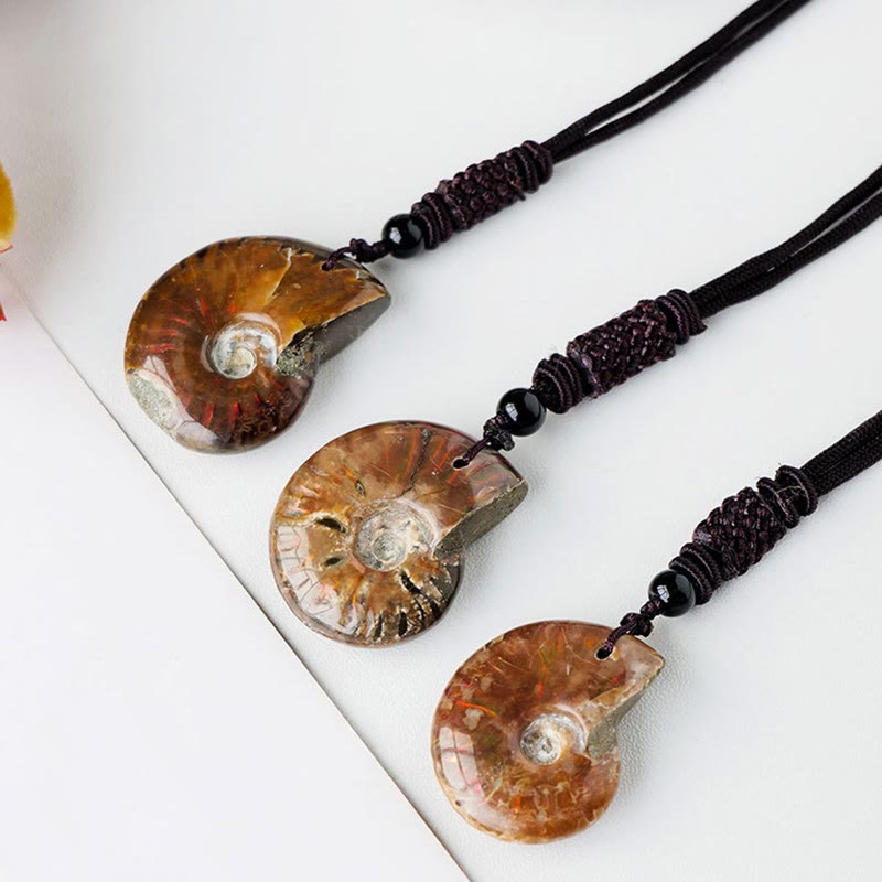 Collier pendentif de guérison et de méditation en Buddha Stones avec motif d'escargot fossile d'ammonite naturelle