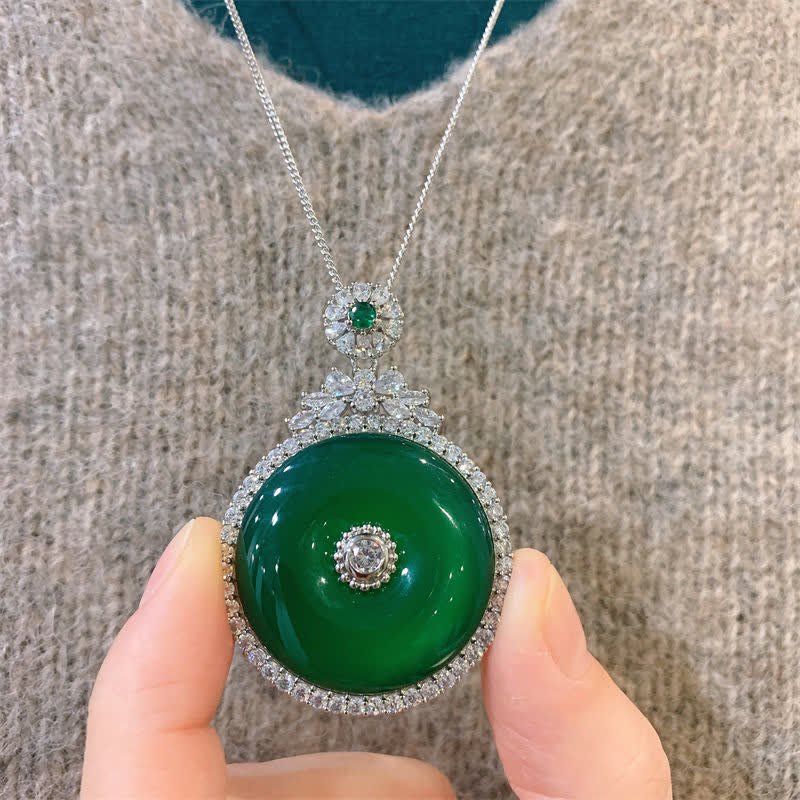 Collier avec pendentif rond en calcédoine verte et Buddha Stones