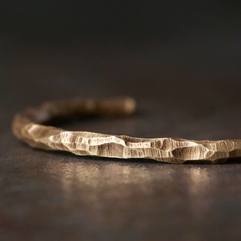 Bracelet manchette tibétain en cuivre texturé avec effet bosselé