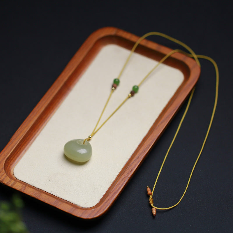 Collier pendentif en jade naturel Hetian à motif de petit sac pour la prospérité
