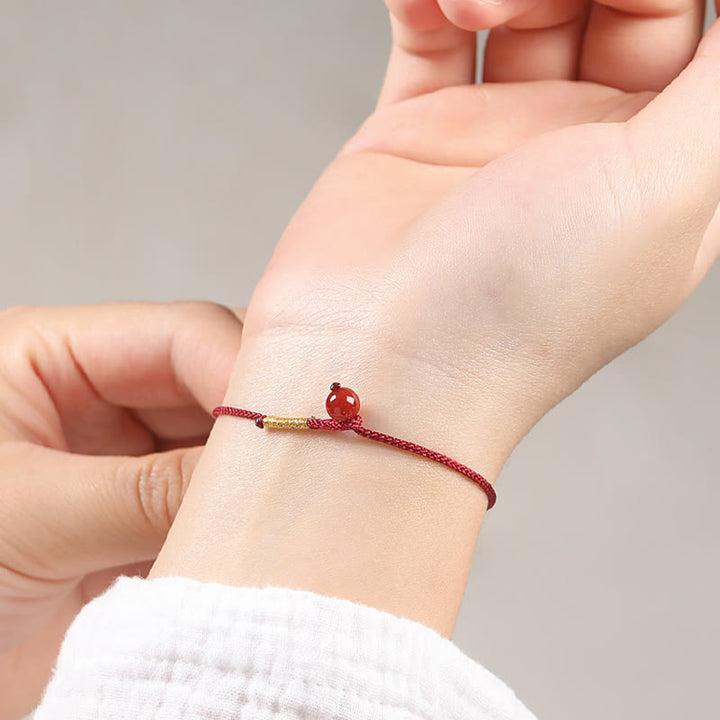 Bracelet en fil rouge avec bénédiction en agate rouge cinabre naturelle de Buddha Stones