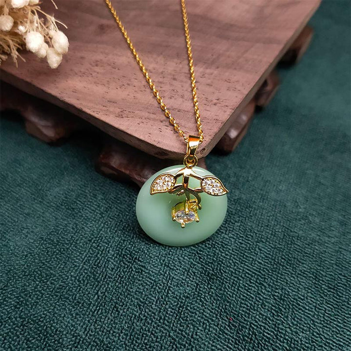 Collier pendentif en chaîne Buddha Stones en forme de feuille de jade ronde et porte-bonheur