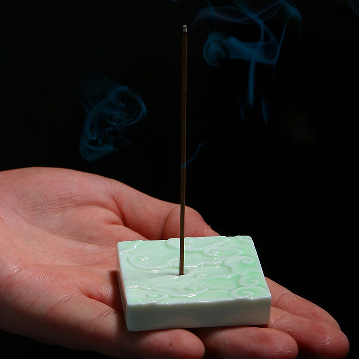 Brûleur d'encens en céramique avec mini Buddha Stones et nuages de bon augure