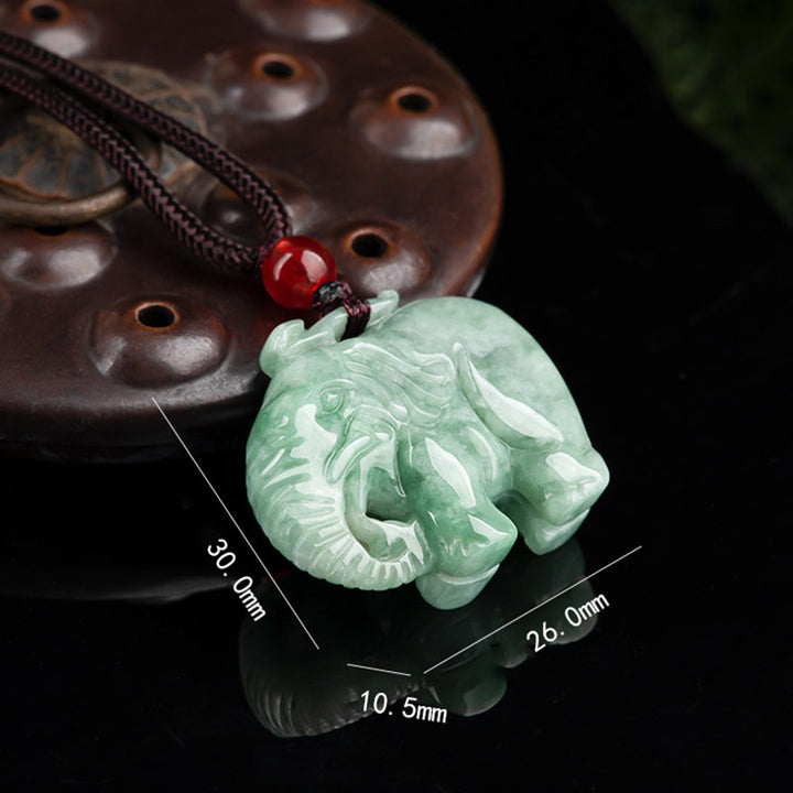 Collier avec pendentif porte-bonheur en jade éléphant