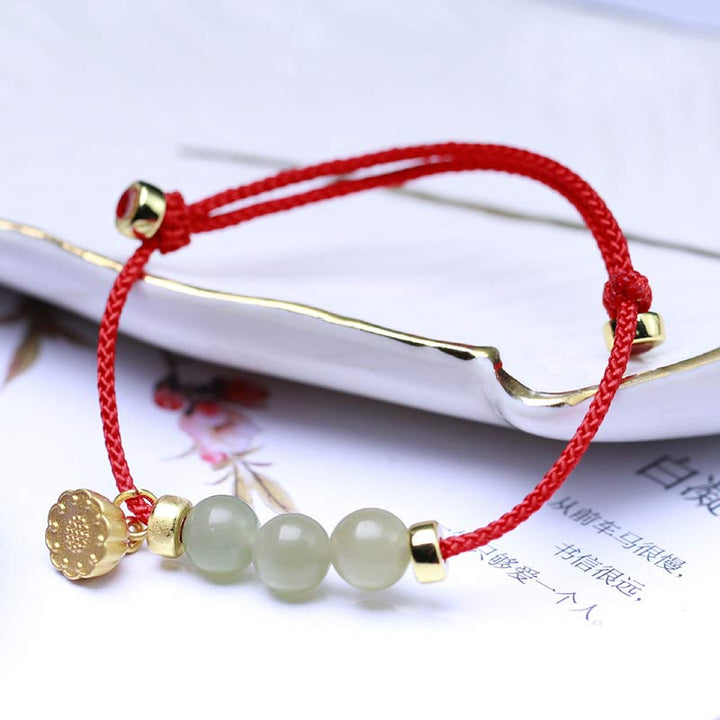 Bracelet tissé en fil rouge avec des Buddha Stones et des graines de lotus en jade naturel